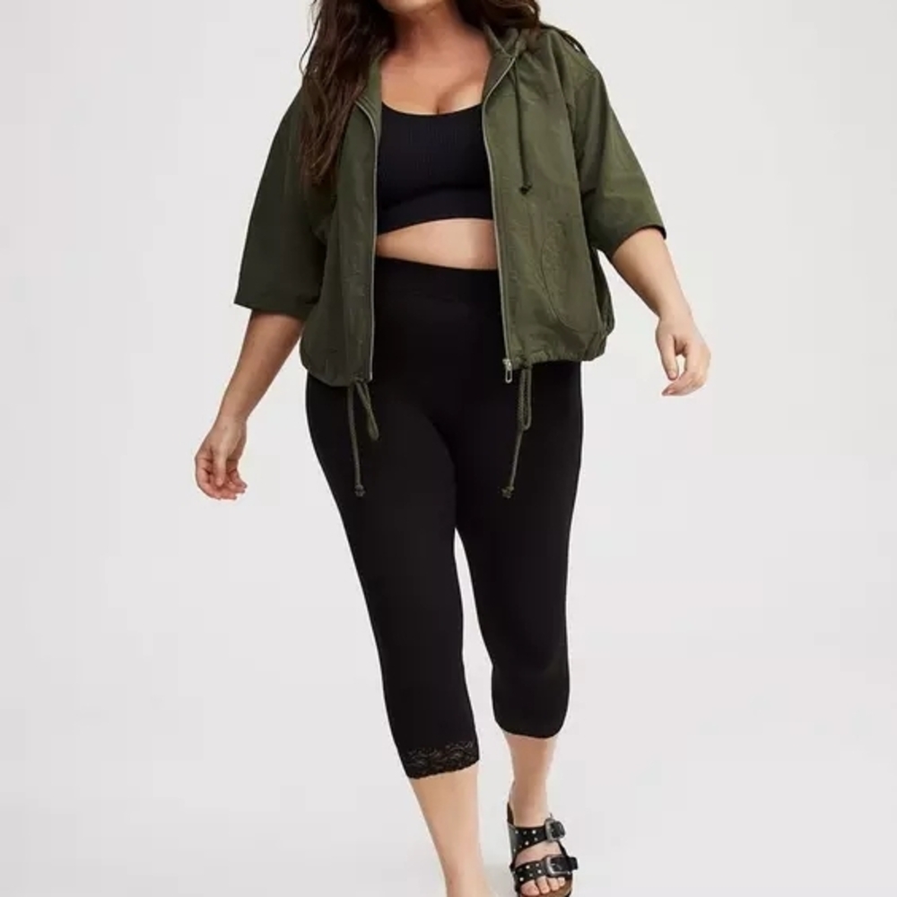 Torrid Black Cropped Capris with Lace Trim Size 4